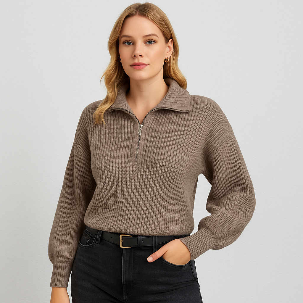 Studioaufnahme eines braunen Strickpullovers mit halbem Reißverschluss und Ballonärmeln, flach vor hellem Hintergrund präsentiert.