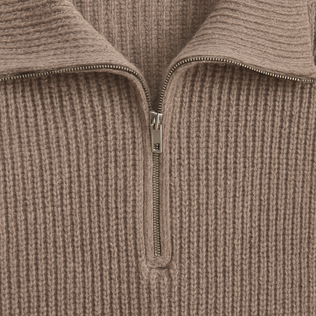 Studioaufnahme eines braunen Strickpullovers mit halbem Reißverschluss und Ballonärmeln, flach vor hellem Hintergrund präsentiert.