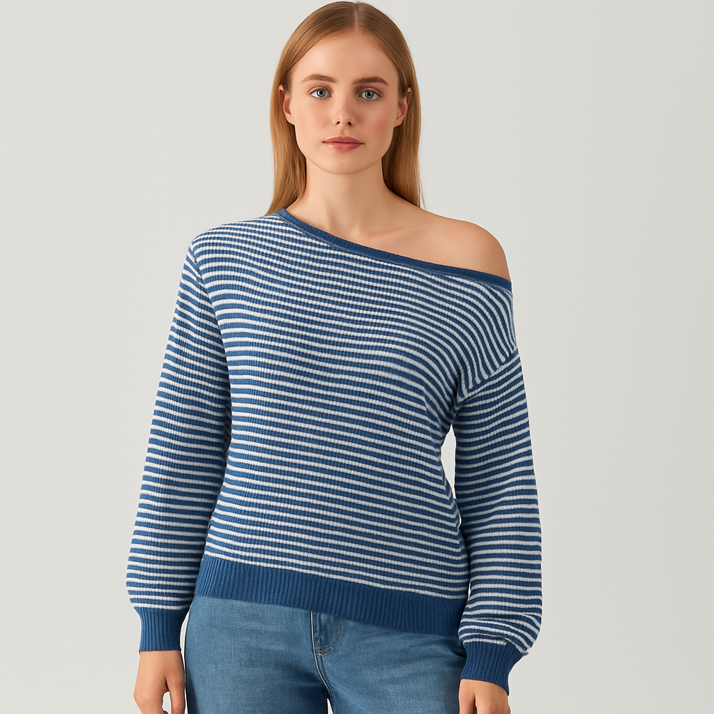 Blau-weiß gestreifter Strickpullover mit asymmetrischem Off-Shoulder-Ausschnitt und langen Ärmeln.