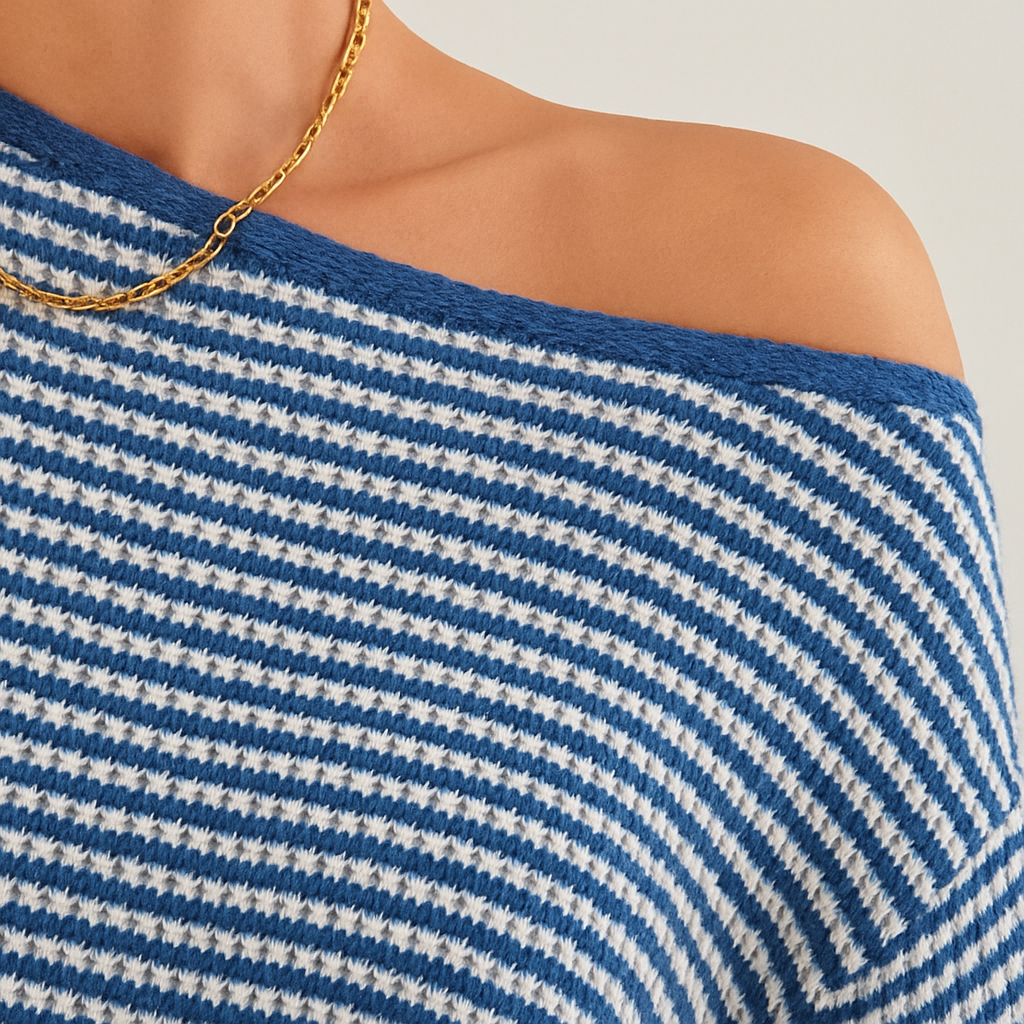 Blau-weiß gestreifter Strickpullover mit asymmetrischem Off-Shoulder-Ausschnitt und langen Ärmeln.