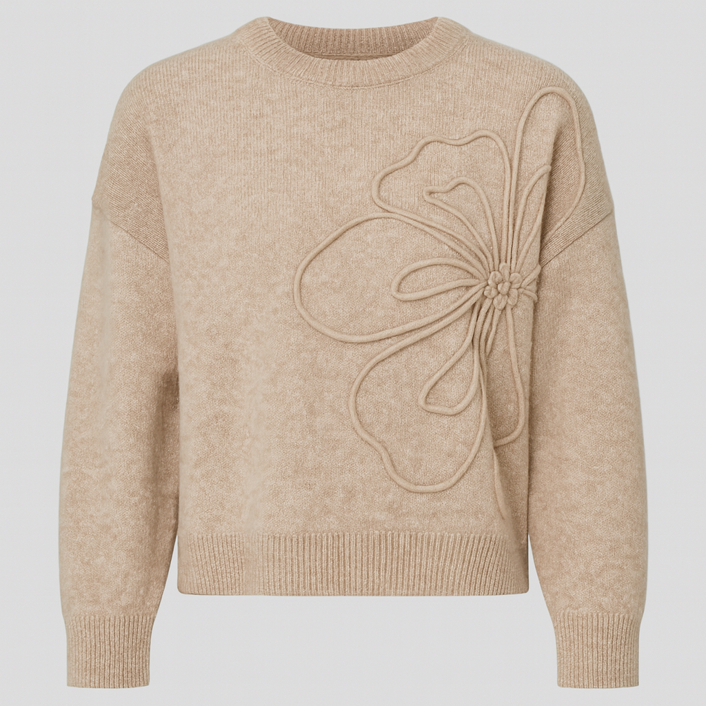 Beigefarbener Strickpullover mit großem eingearbeitetem Blumen-Relief und langen Ärmeln.