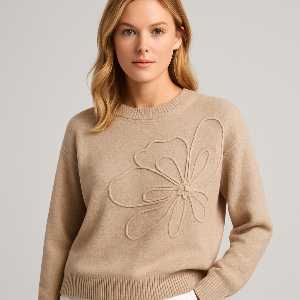 Beigefarbener Strickpullover mit großem eingearbeitetem Blumen-Relief und langen Ärmeln.