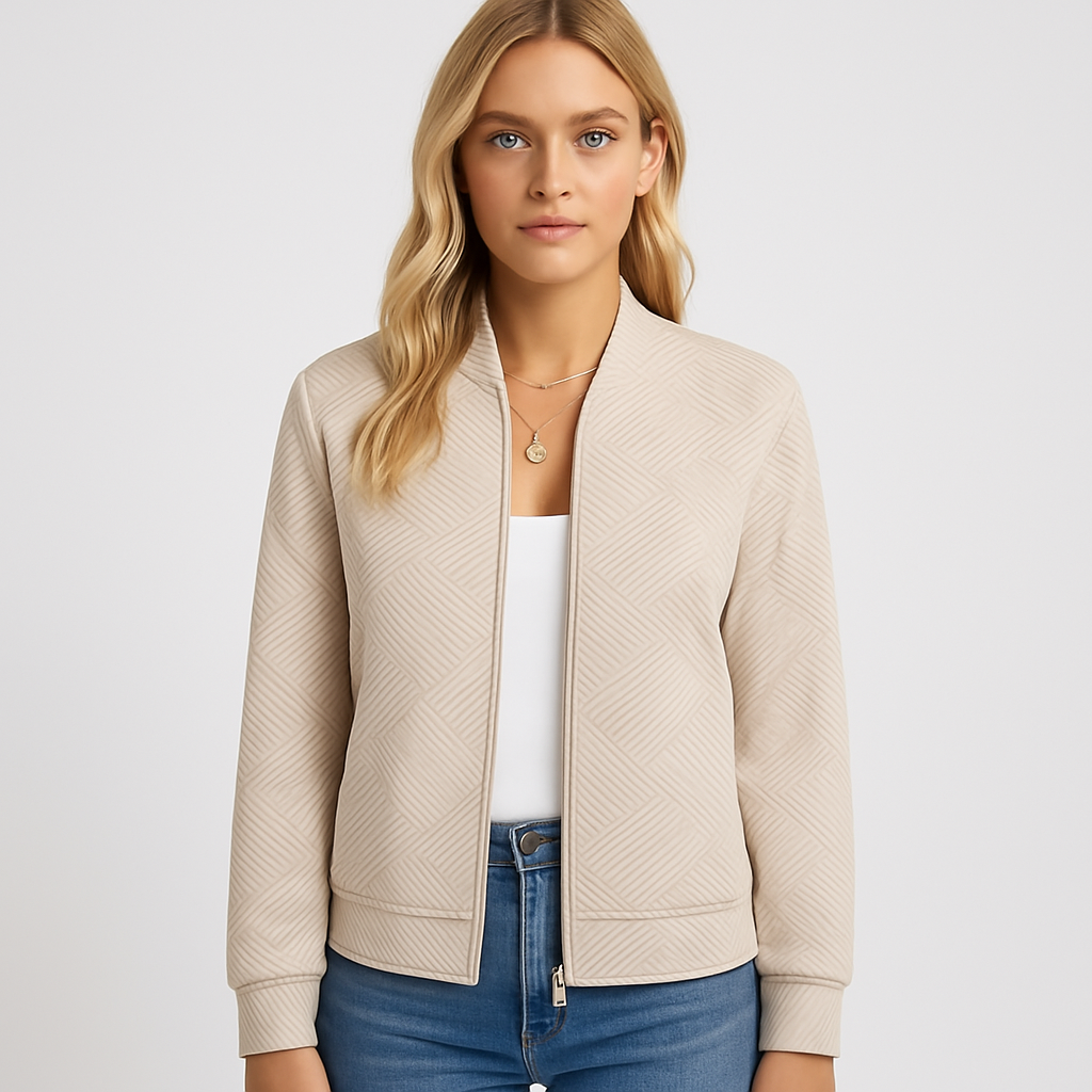 Beige Bomberjacke mit geometrischem Strukturmuster und Reißverschluss.