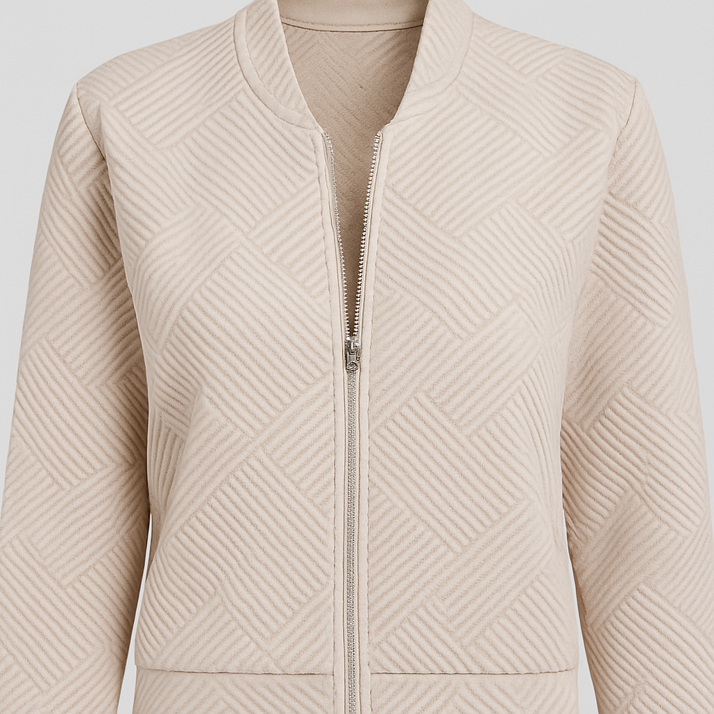 Beige Bomberjacke mit geometrischem Strukturmuster und Reißverschluss.
