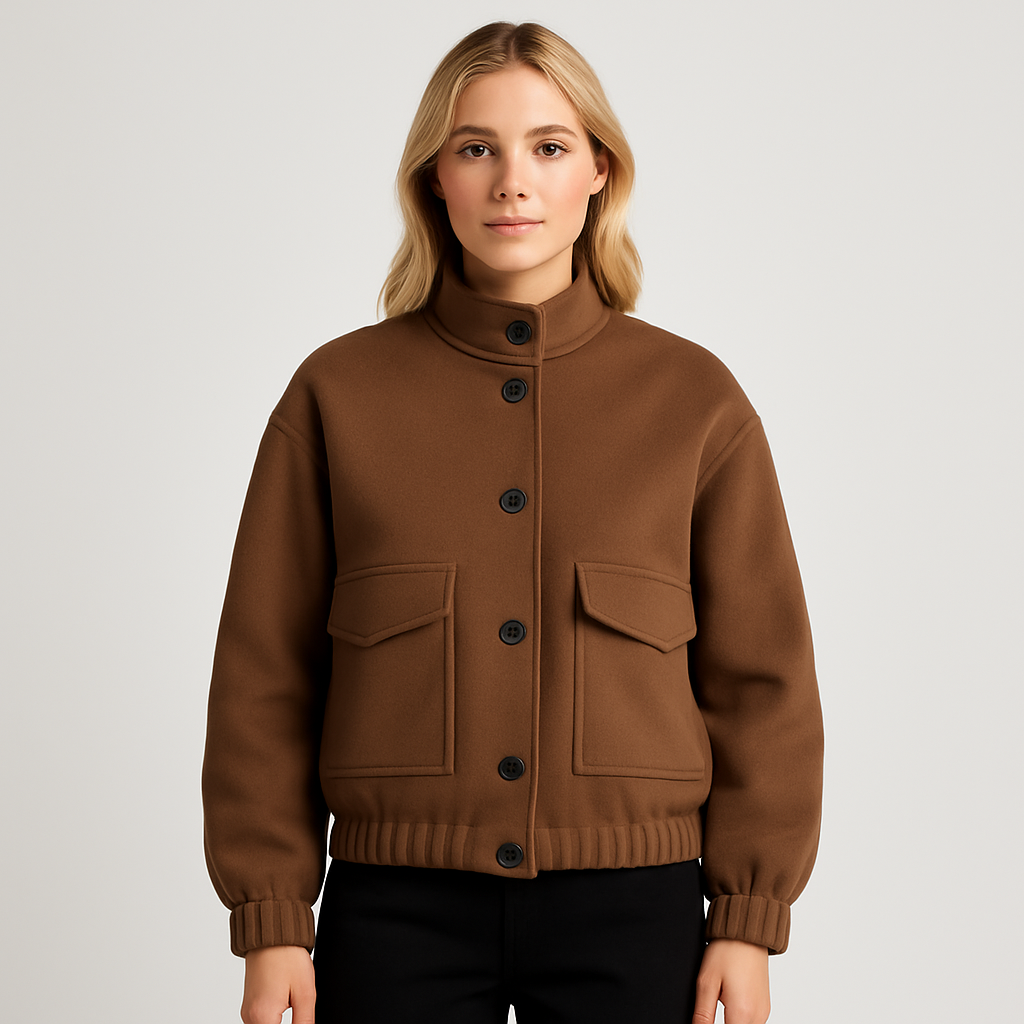Braune Utility-Jacke mit Stehkragen, großen Knöpfen und aufgesetzten Taschen.