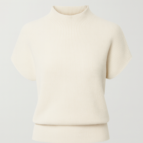 Cremefarbenes Stricktop mit kurzen Ärmeln und schmalem Stehkragen.
