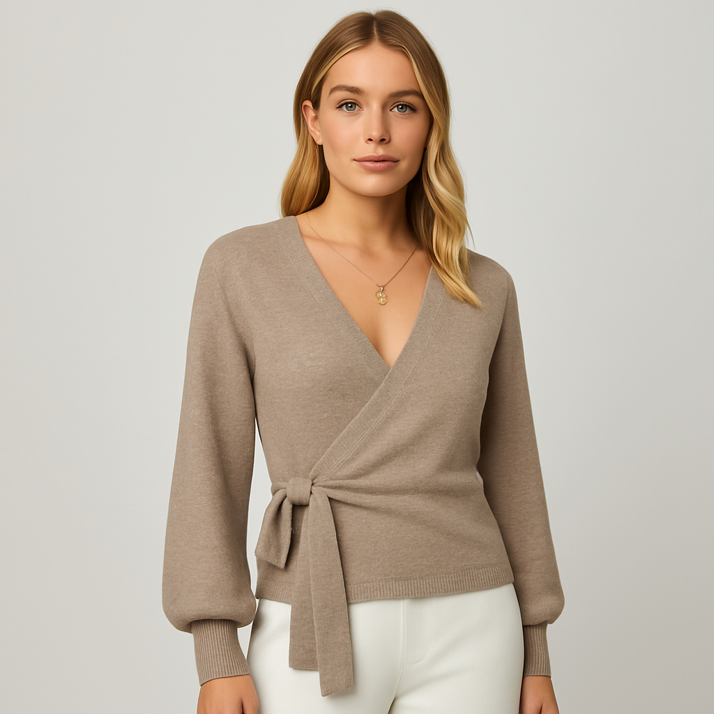 Beigefarbener Strick-Wickelpullover mit V-Ausschnitt, seitlicher Schleife und langen ausgestellten Ärmeln.