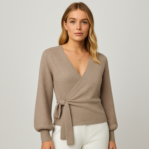 Beigefarbener Strick-Wickelpullover mit V-Ausschnitt, seitlicher Schleife und langen ausgestellten Ärmeln.