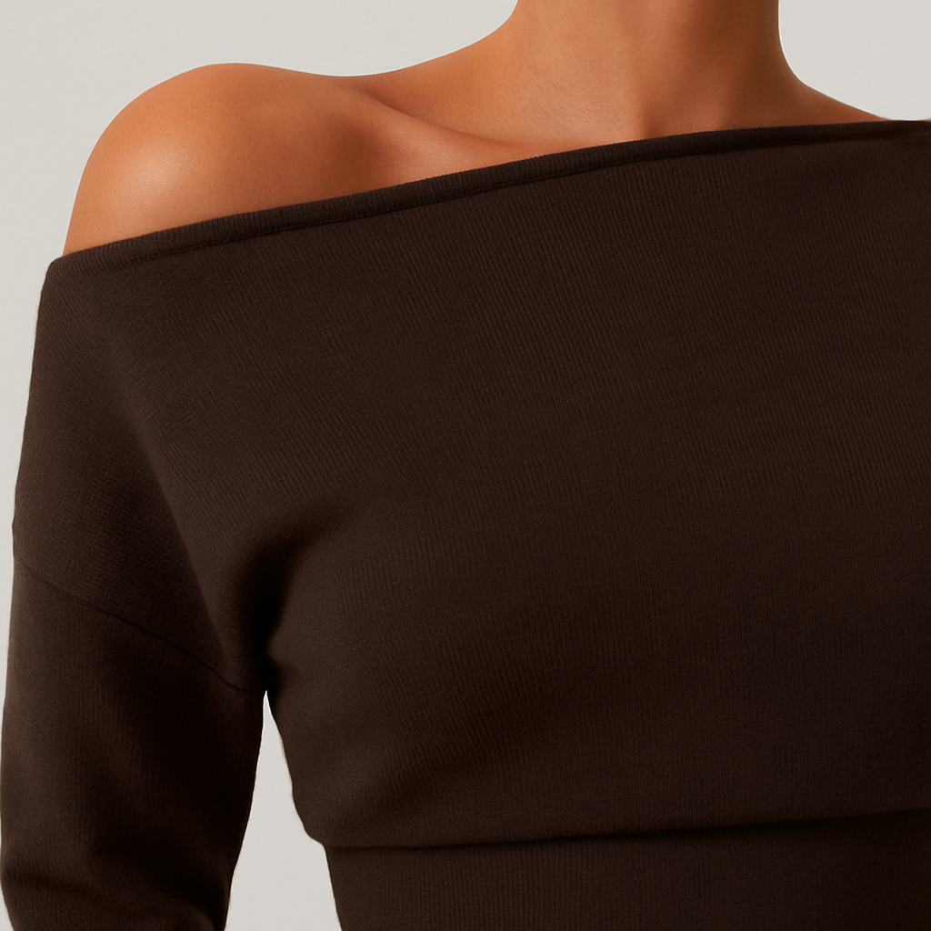 Dunkelbraunes Off-Shoulder Crop Top mit langen Ärmeln und betonter Taille.